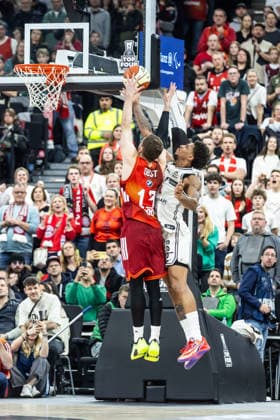 GER, BMW Top Four, Basketball BBL Pokal, Halbfinale, FC Bayern München Basketball - BMA365 Bamberg Baskets. 21.02.2026, SAP Garden, München, GER, BMW Top Four, Basketball BBL Pokal, Halbfinale, FC Bayern München Basketball - BMA365 Bamberg Baskets. Andreas Obst (FC Bayern München Basketball 13), Demarcus Demonia (BMA365 Bamberg Baskets, 8) Foto Alexander Trienitz München SAP Garden Bayern Deutschland