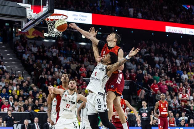 GER, BMW Top Four, Basketball BBL Pokal, Halbfinale, FC Bayern München Basketball - BMA365 Bamberg Baskets. 21.02.2026, SAP Garden, München, GER, BMW Top Four, Basketball BBL Pokal, Halbfinale, FC Bayern München Basketball - BMA365 Bamberg Baskets. Ibi Watson (BMA365 Bamberg Baskets, 2), Vladimir LuÄ?ić Vladimir Lucic (FC Bayern München Basketball 11) Foto Alexander Trienitz München SAP Garden Bayern Deutschland