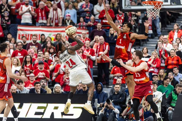 GER, BMW Top Four, Basketball BBL Pokal, Halbfinale, FC Bayern München Basketball - BMA365 Bamberg Baskets. 21.02.2026, SAP Garden, München, GER, BMW Top Four, Basketball BBL Pokal, Halbfinale, FC Bayern München Basketball - BMA365 Bamberg Baskets. Cobe Williams (BMA365 Bamberg Baskets, 24), Oscar da Silva (FC Bayern München Basketball 1) Foto Alexander Trienitz München SAP Garden Bayern Deutschland