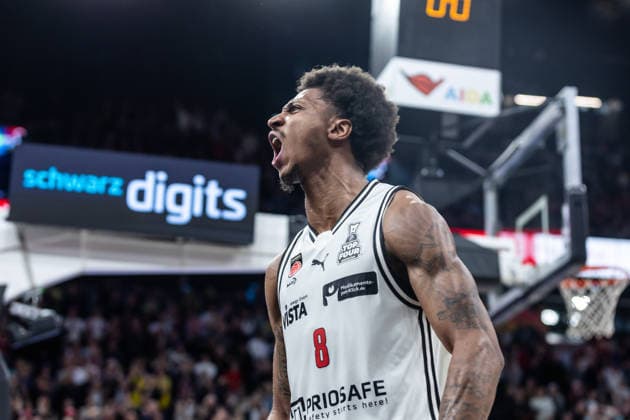 GER, BMW Top Four, Basketball BBL Pokal, Halbfinale, FC Bayern München Basketball - BMA365 Bamberg Baskets. 21.02.2026, SAP Garden, München, GER, BMW Top Four, Basketball BBL Pokal, Halbfinale, FC Bayern München Basketball - BMA365 Bamberg Baskets. Demarcus Demonia (BMA365 Bamberg Baskets, 8) jubelt Foto Alexander Trienitz München SAP Garden Bayern Deutschland