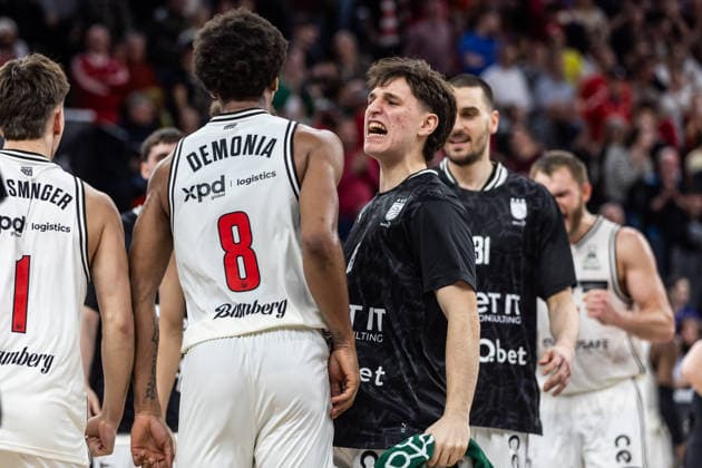 GER, BMW Top Four, Basketball BBL Pokal, Halbfinale, FC Bayern München Basketball - BMA365 Bamberg Baskets. 21.02.2026, SAP Garden, München, GER, BMW Top Four, Basketball BBL Pokal, Halbfinale, FC Bayern München Basketball - BMA365 Bamberg Baskets. Demarcus Demonia (BMA365 Bamberg Baskets, 8), Adrian Petkovic (BMA365 Bamberg Baskets, 15) jubeln Foto Alexander Trienitz München SAP Garden Bayern Deutschland