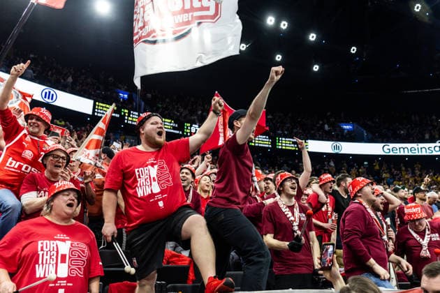 GER, BMW Top Four, Basketball BBL Pokal, Halbfinale, FC Bayern München Basketball - BMA365 Bamberg Baskets. 21.02.2026, SAP Garden, München, GER, BMW Top Four, Basketball BBL Pokal, Halbfinale, FC Bayern München Basketball - BMA365 Bamberg Baskets. Fans von BMA365 Bamberg Baskets jubeln Foto Alexander Trienitz München SAP Garden Bayern Deutschland