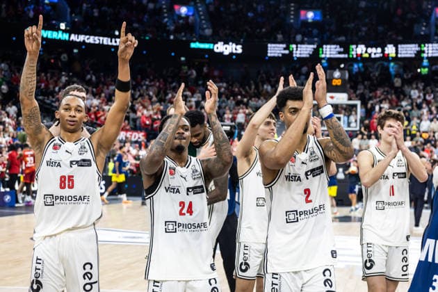 GER, BMW Top Four, Basketball BBL Pokal, Halbfinale, FC Bayern München Basketball - BMA365 Bamberg Baskets. 21.02.2026, SAP Garden, München, GER, BMW Top Four, Basketball BBL Pokal, Halbfinale, FC Bayern München Basketball - BMA365 Bamberg Baskets. Austin Crowley (BMA365 Bamberg Baskets, 85), Cobe Williams (BMA365 Bamberg Baskets, 24), Ibi Watson (BMA365 Bamberg Baskets, 2), Richard Balint (BMA365 Bamberg Baskets, 11) jubeln Foto Alexander Trienitz München SAP Garden Bayern Deutschland