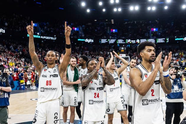 GER, BMW Top Four, Basketball BBL Pokal, Halbfinale, FC Bayern München Basketball - BMA365 Bamberg Baskets. 21.02.2026, SAP Garden, München, GER, BMW Top Four, Basketball BBL Pokal, Halbfinale, FC Bayern München Basketball - BMA365 Bamberg Baskets. Austin Crowley (BMA365 Bamberg Baskets, 85), Cobe Williams (BMA365 Bamberg Baskets, 24), Ibi Watson (BMA365 Bamberg Baskets, 2) jubeln Foto Alexander Trienitz München SAP Garden Bayern Deutschland