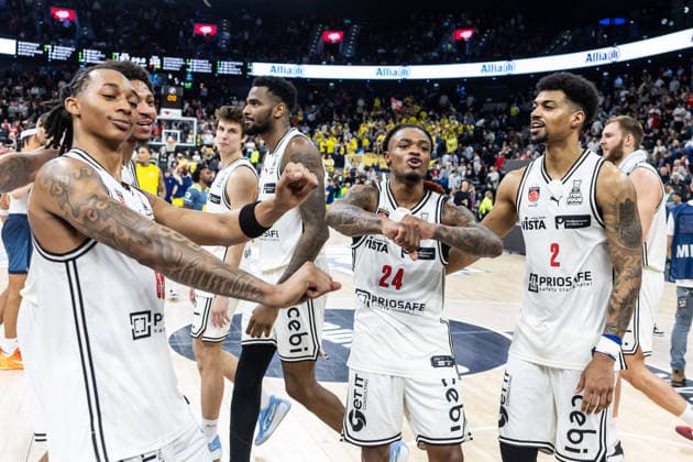 GER, BMW Top Four, Basketball BBL Pokal, Halbfinale, FC Bayern München Basketball - BMA365 Bamberg Baskets. 21.02.2026, SAP Garden, München, GER, BMW Top Four, Basketball BBL Pokal, Halbfinale, FC Bayern München Basketball - BMA365 Bamberg Baskets. ustin Crowley (BMA365 Bamberg Baskets, 85), Demarcus Demonia (BMA365 Bamberg Baskets, 8), Cobe Williams (BMA365 Bamberg Baskets, 24), Ibi Watson (BMA365 Bamberg Baskets, 2) jubeln Foto Alexander Trienitz München SAP Garden Bayern Deutschland