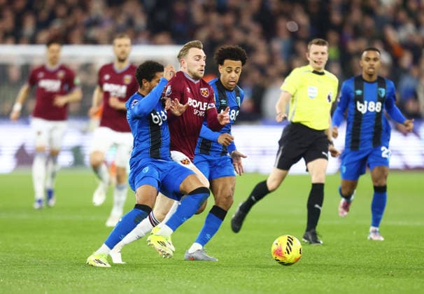 West Ham United v Bournemouth, English Premier League, The London Stadium, London, UK - 21 02 2026 Jarrod Bowen of West Ham United is pressured by Eli Junior Kroupi and Tyler Adams of Bournemouth during the Premier League game at the London Stadium London The London Stadium London GBR, UK NEWSPAPERS OUT Copyright: xMarkxGreenwoodx