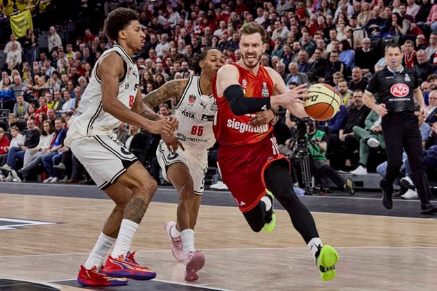 Deutsche Basketball BBL Pokal, FC Bayern München Basketball vs BMA365 Bamberg BASKETS, München FC Bayern Basketball, Bamberg Baskets MBA365, 2026-02-21 in München (SAP Garden) OBST Andreas (FC Bayern Basketball Shooting Guard (SG) Nr13-FCBB13), CROWLEY Austin (BMA365 Bamberg BASKETS Shooting Guard (SG) Nr85-BAM85), DEMONIA Demarcus (BMA365 Bamberg BASKETS Power Forward (PF) Nr8-BAM8) sportworld München SAP Garden Bayern Deutschland