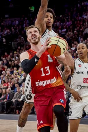 Deutsche Basketball BBL Pokal, FC Bayern München Basketball vs BMA365 Bamberg BASKETS, München FC Bayern Basketball, Bamberg Baskets MBA365, 2026-02-21 in München (SAP Garden) OBST Andreas (FC Bayern Basketball Shooting Guard (SG) Nr13-FCBB13), DEMONIA Demarcus (BMA365 Bamberg BASKETS Power Forward (PF) Nr8-BAM8) sportworld München SAP Garden Bayern Deutschland