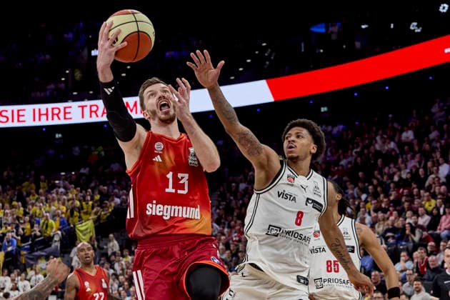 Deutsche Basketball BBL Pokal, FC Bayern München Basketball vs BMA365 Bamberg BASKETS, München FC Bayern Basketball, Bamberg Baskets MBA365, 2026-02-21 in München (SAP Garden) OBST Andreas (FC Bayern Basketball Shooting Guard (SG) Nr13-FCBB13), DEMONIA Demarcus (BMA365 Bamberg BASKETS Power Forward (PF) Nr8-BAM8) sportworld München SAP Garden Bayern Deutschland