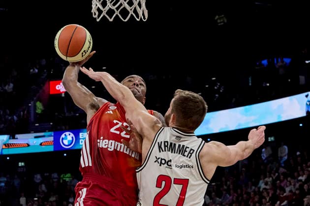 Deutsche Basketball BBL Pokal, FC Bayern München Basketball vs BMA365 Bamberg BASKETS, München FC Bayern Basketball, Bamberg Baskets MBA365, 2026-02-21 in München (SAP Garden) MIKE Isiaha (FC Bayern Basketball Power Forward (PF) Nr22-FCBB22), KRIMMER Moritz (BMA365 Bamberg BASKETS Power Forward (PF) Nr27-BAM27) sportworld München SAP Garden Bayern Deutschland