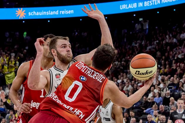 Deutsche Basketball BBL Pokal, FC Bayern München Basketball vs BMA365 Bamberg BASKETS, München FC Bayern Basketball, Bamberg Baskets MBA365, 2026-02-21 in München (SAP Garden) DIMITRIJEVIC Nenad (FC Bayern Basketball Point Guard (PG) Nr0-FCBB0), KRIMMER Moritz (BMA365 Bamberg BASKETS Power Forward (PF) Nr27-BAM27) sportworld München SAP Garden Bayern Deutschland