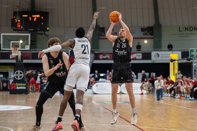 Zweikampf zwischen John Williams Jr. (Bayer Giants Leverkusen, 21) und Till Joenke (Tigers Tuebingen, 26). Dabei Lukas Max Millner (Tigers Tuebingen, 17). Bayer Giants Leverkusen vs. Tigers Tuebingen, Basketball, Barmer 2. Basketballbundesliga, 24. Spieltag, Saison 2025 2026, 21.02.2026 Bayer Giants Leverkusen vs. Tigers Tuebingen, Basketball, Barmer 2. Basketballbundesliga, Pro A, 24. Spieltag, Saison 2025 2026, 21.02.2026 Leverkusen Copyright: xEibner-Pressefoto ThomasxHaeslerx EP_THR