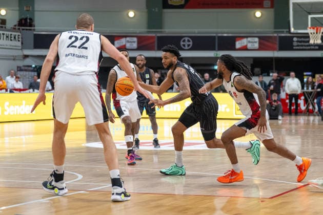 Zweikampf zwischen Bernard Joel Pelote III (Tigers Tuebingen, 01) und Donte Nicholas (Bayer Giants Leverkusen, 15). Bayer Giants Leverkusen vs. Tigers Tuebingen, Basketball, Barmer 2. Basketballbundesliga, 24. Spieltag, Saison 2025 2026, 21.02.2026 Bayer Giants Leverkusen vs. Tigers Tuebingen, Basketball, Barmer 2. Basketballbundesliga, Pro A, 24. Spieltag, Saison 2025 2026, 21.02.2026 Leverkusen Copyright: xEibner-Pressefoto ThomasxHaeslerx EP_THR