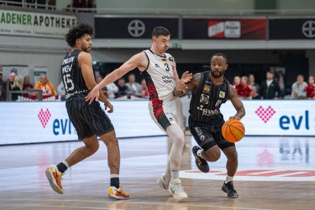 Zweikampf zwischen Patrick Emilien (Tigers Tuebingen, 15), Luca Kahl (Bayer Giants Leverkusen, 03) und Jordan Johnson (Tigers Tuebingen, 11). Bayer Giants Leverkusen vs. Tigers Tuebingen, Basketball, Barmer 2. Basketballbundesliga, 24. Spieltag, Saison 2025 2026, 21.02.2026 Bayer Giants Leverkusen vs. Tigers Tuebingen, Basketball, Barmer 2. Basketballbundesliga, Pro A, 24. Spieltag, Saison 2025 2026, 21.02.2026 Leverkusen Copyright: xEibner-Pressefoto ThomasxHaeslerx EP_THR