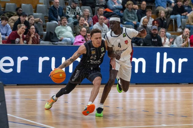 Zweikampf zwischen Isaiah Sanders (Tigers Tuebingen, 10) und Loek Wur (Bayer Giants Leverkusen, 04). Bayer Giants Leverkusen vs. Tigers Tuebingen, Basketball, Barmer 2. Basketballbundesliga, 24. Spieltag, Saison 2025 2026, 21.02.2026 Bayer Giants Leverkusen vs. Tigers Tuebingen, Basketball, Barmer 2. Basketballbundesliga, Pro A, 24. Spieltag, Saison 2025 2026, 21.02.2026 Leverkusen Copyright: xEibner-Pressefoto ThomasxHaeslerx EP_THR