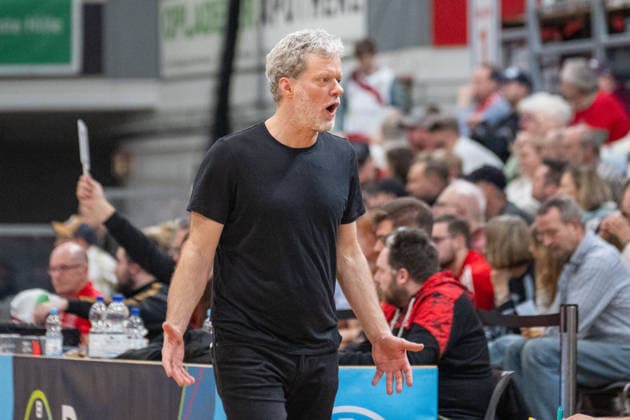 Eric Detlev (Tigers Tuebingen, Head Coach) ist nicht zufrieden. Bayer Giants Leverkusen vs. Tigers Tuebingen, Basketball, Barmer 2. Basketballbundesliga, 24. Spieltag, Saison 2025 2026, 21.02.2026 Bayer Giants Leverkusen vs. Tigers Tuebingen, Basketball, Barmer 2. Basketballbundesliga, Pro A, 24. Spieltag, Saison 2025 2026, 21.02.2026 Leverkusen Copyright: xEibner-Pressefoto ThomasxHaeslerx EP_THR