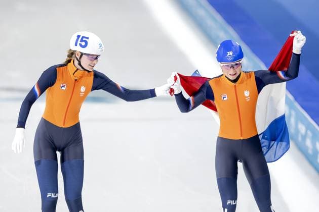 MILAN (l-r) Benthe Kerkhoff and Marijke Groenewoud celebrate Marijke Groenewoud s gold medal after winning the mass start final at the Milan Ice Park during the Winter Olympics in Milan and Cortina d Ampezzo. ROBIN VAN LONKHUIJSEN ANP xVIxANPxSportx xxANPxIVx 551382007 originalFilename: 551382007.jpg
