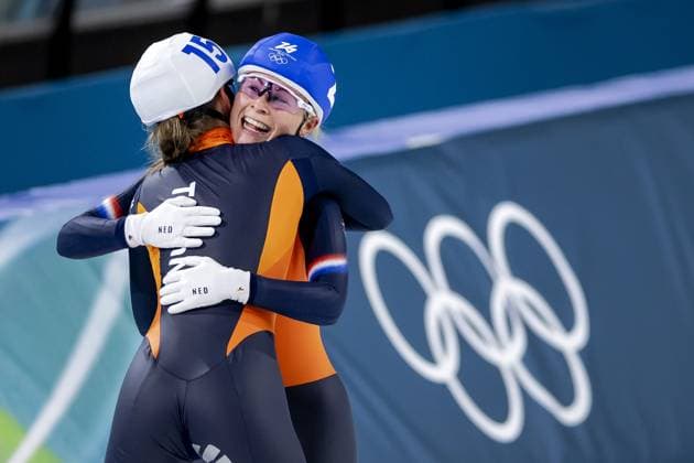 MILAN (L-R) Benthe Kerkhoff and Marijke Groenewoud celebrate Marijke Groenewoud s gold medal after winning the mass start final at the Milan Ice Park during the Winter Olympics in Milan and Cortina d Ampezzo. ROBIN VAN LONKHUIJSEN ANP xVIxANPxSportx xxANPxIVx 551382044 originalFilename: 551382044.jpg
