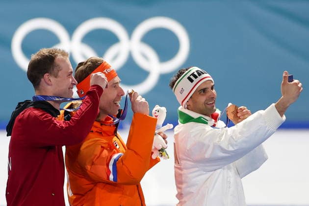 ITALY, MILAN - FEBRUARY 21, 2026: Silver medalist Viktor Hald Thorup of Denmark, gold medalist Jorrit Bergsma of the Netherlands, and bronze medalist Andrea Giovannini (L-R) of Italy take a selfie during a victory ceremony for the men s mass start Speed skating, Eisschnelllauf race at Milano Speed Skating Stadium during the 2026 Winter Olympic Games, Olympische Spiele, Olympia, OS 2026 Winter Olympics: Speed Skating  - ZUMAt113 20260221_zaa_t113_635 Copyright: xPeterxKovalevx