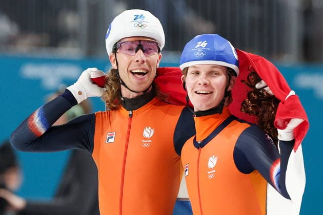 ITALY, MILAN - FEBRUARY 21, 2026: Gold medalist Jorrit Bergsma (L) of the Netherlands celebrates his victory in the men s mass start Speed skating, Eisschnelllauf final at Milano Speed Skating Stadium during the 2026 Winter Olympic Games, Olympische Spiele, Olympia, OS 2026 Winter Olympics: Speed Skating  - ZUMAt113 20260221_zaa_t113_643 Copyright: xPeterxKovalevx
