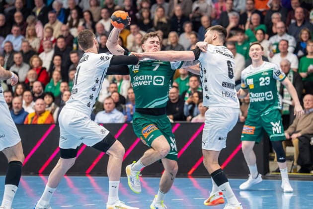 Victor Kloeve (Frisch Auf Goeppingen, 07) im Duell mit. Harald Reinkind (THW Kiel, 06) und Hendrik Pekeler (THW Kiel, 61), Frisch Auf Goeppingen vs. THW Kiel, Handball, 1. Bundesliga, Herren, Spielzeit 2025 2026, 21.02.2026, Frisch Auf Goeppingen vs. THW Kiel, Handball, 1. Bundesliga, Herren, Spielzeit 2025 2026, 21.02.2026 Goeppingen Copyright: xEibner-Pressefoto MichaelxSchmidx EP_MST