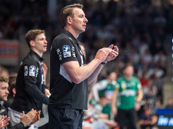 Filip Jicha, Cheftrainer (THW Kiel) applaudiert seiner Mannschaft, Frisch Auf Goeppingen vs. THW Kiel, Handball, 1. Bundesliga, Herren, Spielzeit 2025 2026, 21.02.2026, Frisch Auf Goeppingen vs. THW Kiel, Handball, 1. Bundesliga, Herren, Spielzeit 2025 2026, 21.02.2026 Goeppingen Copyright: xEibner-Pressefoto MichaelxSchmidx EP_MST