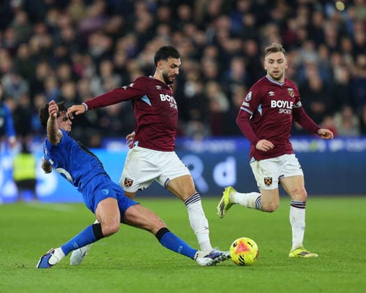 London, England, February 21 2026: Marcos Senesi (5 AFC Bournemouth) attempts to tackle Valentin Castellanos (11 West Ham United) during the Premier League game between West Ham United and AFC Bournemouth at London Stadium in London, England. (Photo by Jay Patel Sports Press Photo SPP) Copyright: xJayxPatel SportsxPressxPhoto SPPx Sportspressphoto_SPR95611