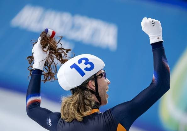 MILAN - Jorrit Bergsma celebrates his gold medal after winning the mass start final at the Milan Ice Park during the Winter Olympics in Milan and Cortina d Ampezzo. ROBIN VAN LONKHUIJSEN ANP xVIxANPxSportx xxANPxIVx 551384358 originalFilename: 551384358.jpg