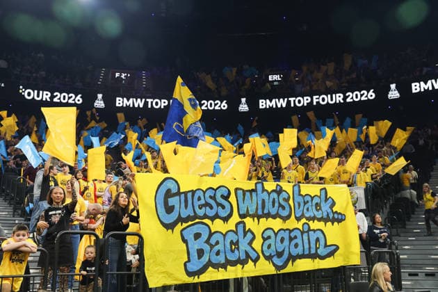 Die Fans von Alba Berlin, GER, Alba Berlin vs. EWE Baskets Oldenburg, Basketball, BBL Pokal, BMW TOP FOUR, Halbfinale, Saison 2025 2026, 21.02.2026, GER, Alba Berlin vs. EWE Baskets Oldenburg, Basketball, BBL Pokal, BMW TOP FOUR, Halbfinale, Saison 2025 2026, 21.02.2026 Muenchen Copyright: xEibner-Pressefoto JennixMaulx EP_JML