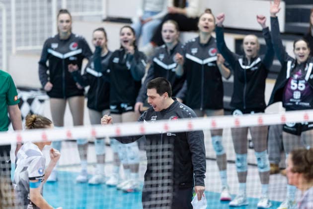 1. Volleyball Bundesliga Frauen: Schwarz-Weiss Erfurt vs. Ladies in Black Aachen; Erfurt; 21.02.2026 Paplo Sánchez (Trainer; Schwarz-Weiss Erfurt) 1. Volleyball Bundesliga Frauen: Schwarz-Weiss Erfurt vs. Ladies in Black Aachen; Riethsporthalle Erfurt; 21.02.2026 Copyright: xBEAUTIFULxSPORTS Duehringx