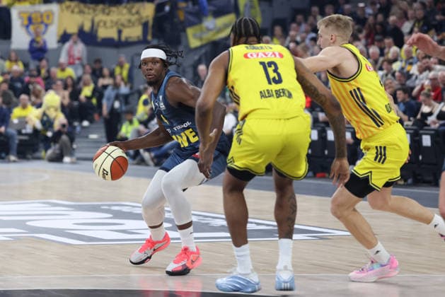 Brian Fobbs (EWE Baskets Oldenburg, 04) mit Jwan Roberts (Alba Berlin, 13) und Sam Griesel (Alba Berlin, 05), GER, Alba Berlin vs. EWE Baskets Oldenburg, Basketball, BBL Pokal, BMW TOP FOUR, Halbfinale, Saison 2025 2026, 21.02.2026, GER, Alba Berlin vs. EWE Baskets Oldenburg, Basketball, BBL Pokal, BMW TOP FOUR, Halbfinale, Saison 2025 2026, 21.02.2026 Muenchen Copyright: xEibner-Pressefoto JennixMaulx EP_JML