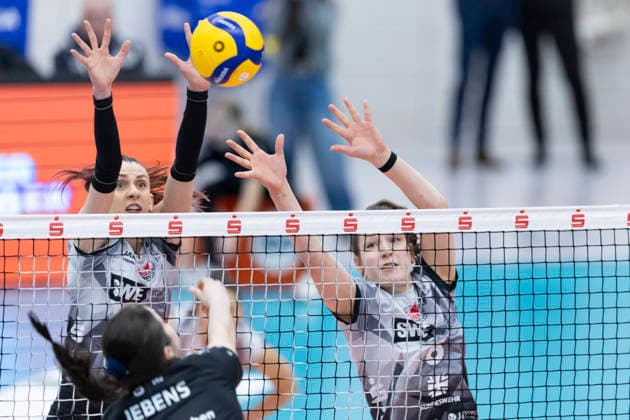 1. Volleyball Bundesliga Frauen: Schwarz-Weiss Erfurt vs. Ladies in Black Aachen; Erfurt; 21.02.2026 Celine Jebens ( 1; Ladies in Black Aachen) gegen Isabel Kova?i? ( 11; Schwarz-Weiss Erfurt) (links) und Lena Linke ( 6; Schwarz-Weiss Erfurt) (rechts) 1. Volleyball Bundesliga Frauen: Schwarz-Weiss Erfurt vs. Ladies in Black Aachen; Riethsporthalle Erfurt; 21.02.2026 Copyright: xBEAUTIFULxSPORTS Duehringx
