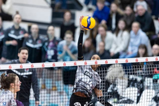1. Volleyball Bundesliga Frauen: Schwarz-Weiss Erfurt vs. Ladies in Black Aachen; Erfurt; 21.02.2026 Alianza Darley ( 14; Schwarz-Weiss Erfurt) 1. Volleyball Bundesliga Frauen: Schwarz-Weiss Erfurt vs. Ladies in Black Aachen; Riethsporthalle Erfurt; 21.02.2026 Copyright: xBEAUTIFULxSPORTS Duehringx