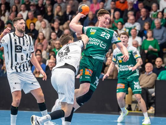 Ole Pregler (Frisch Auf Goeppingen, 23) im Zweikampf mit Nikola Bilyk (THW Kiel, 53), Frisch Auf Goeppingen vs. THW Kiel, Handball, 1. Bundesliga, Herren, Spielzeit 2025 2026, 21.02.2026, Frisch Auf Goeppingen vs. THW Kiel, Handball, 1. Bundesliga, Herren, Spielzeit 2025 2026, 21.02.2026 Goeppingen Copyright: xEibner-Pressefoto MichaelxSchmidx EP_MST
