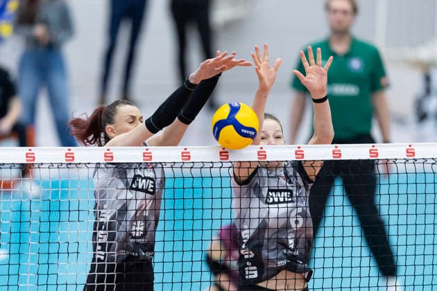 1. Volleyball Bundesliga Frauen: Schwarz-Weiss Erfurt vs. Ladies in Black Aachen; Erfurt; 21.02.2026 Isabel Kova?i? ( 11; Schwarz-Weiss Erfurt) (links) und Lena Linke ( 6; Schwarz-Weiss Erfurt) (rechts) 1. Volleyball Bundesliga Frauen: Schwarz-Weiss Erfurt vs. Ladies in Black Aachen; Riethsporthalle Erfurt; 21.02.2026 Copyright: xBEAUTIFULxSPORTS Duehringx