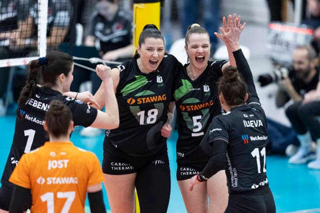 1. Volleyball Bundesliga Frauen: Schwarz-Weiss Erfurt vs. Ladies in Black Aachen; Erfurt; 21.02.2026 Jubel Lea Ambrosius ( 18; Ladies in Black Aachen) (Bildmitte) und Corina Glaab ( 5; Ladies in Black Aachen) (rechts daneben) mit Tsvetelina Ilieva ( 11; Ladies in Black Aachen) (rechts), Celine Jebens ( 1; Ladies in Black Aachen) (links) und Kacey Jost ( 17; Ladies in Black Aachen) (unten) 1. Volleyball Bundesliga Frauen: Schwarz-Weiss Erfurt vs. Ladies in Black Aachen; Riethsporthalle Erfurt; 21.02.2026 Copyright: xBEAUTIFULxSPORTS Duehringx