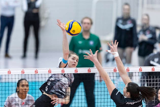 1. Volleyball Bundesliga Frauen: Schwarz-Weiss Erfurt vs. Ladies in Black Aachen; Erfurt; 21.02.2026 Elizabeth Sandbothe ( 2; Schwarz-Weiss Erfurt) gegen Lea Ambrosius ( 18; Ladies in Black Aachen) 1. Volleyball Bundesliga Frauen: Schwarz-Weiss Erfurt vs. Ladies in Black Aachen; Riethsporthalle Erfurt; 21.02.2026 Copyright: xBEAUTIFULxSPORTS Duehringx