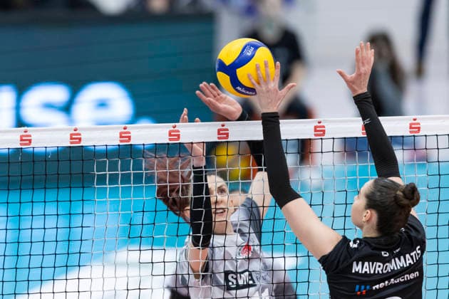 1. Volleyball Bundesliga Frauen: Schwarz-Weiss Erfurt vs. Ladies in Black Aachen; Erfurt; 21.02.2026 Isabel Kova?i? ( 11; Schwarz-Weiss Erfurt) gegen Zoi Mavrommatis ( 8; Ladies in Black Aachen) 1. Volleyball Bundesliga Frauen: Schwarz-Weiss Erfurt vs. Ladies in Black Aachen; Riethsporthalle Erfurt; 21.02.2026 Copyright: xBEAUTIFULxSPORTS Duehringx