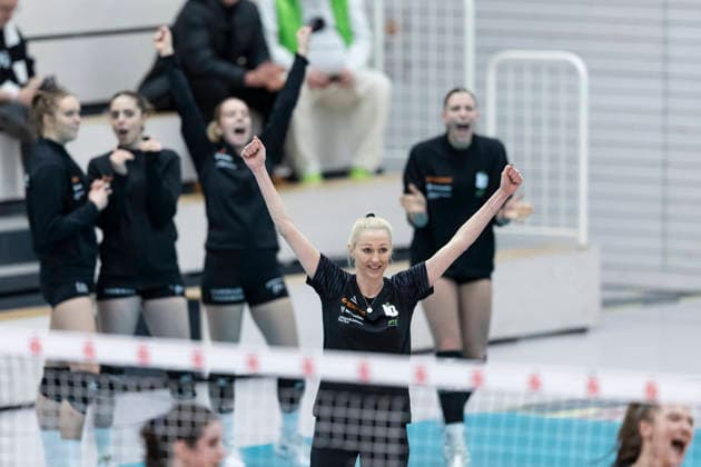 1. Volleyball Bundesliga Frauen: Schwarz-Weiss Erfurt vs. Ladies in Black Aachen; Erfurt; 21.02.2026 Jubel, Mareike Hindriksen (Trainer; Ladies in Black Aachen) 1. Volleyball Bundesliga Frauen: Schwarz-Weiss Erfurt vs. Ladies in Black Aachen; Riethsporthalle Erfurt; 21.02.2026 Copyright: xBEAUTIFULxSPORTS Duehringx