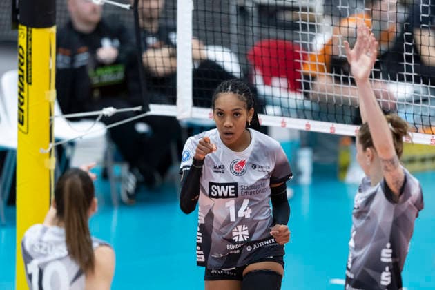 1. Volleyball Bundesliga Frauen: Schwarz-Weiss Erfurt vs. Ladies in Black Aachen; Erfurt; 21.02.2026 Jubel, Alianza Darley ( 14; Schwarz-Weiss Erfurt) mit Kinga Szücs ( 10; Schwarz-Weiss Erfurt) (links) und Elizabeth Sandbothe ( 2; Schwarz-Weiss Erfurt) (rechts) 1. Volleyball Bundesliga Frauen: Schwarz-Weiss Erfurt vs. Ladies in Black Aachen; Riethsporthalle Erfurt; 21.02.2026 Copyright: xBEAUTIFULxSPORTS Duehringx