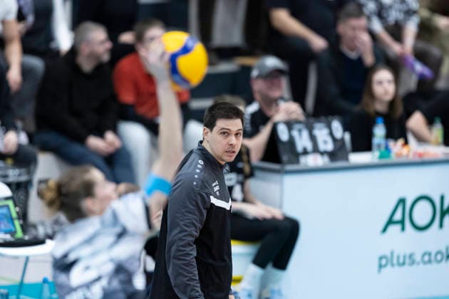 1. Volleyball Bundesliga Frauen: Schwarz-Weiss Erfurt vs. Ladies in Black Aachen; Erfurt; 21.02.2026 Paplo Sánchez (Trainer; Schwarz-Weiss Erfurt) guckt zu Elizabeth Sandbothe ( 2; Schwarz-Weiss Erfurt) 1. Volleyball Bundesliga Frauen: Schwarz-Weiss Erfurt vs. Ladies in Black Aachen; Riethsporthalle Erfurt; 21.02.2026 Copyright: xBEAUTIFULxSPORTS Duehringx