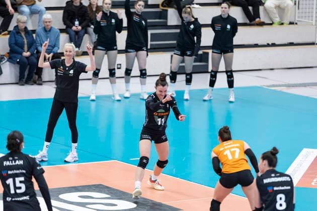 1. Volleyball Bundesliga Frauen: Schwarz-Weiss Erfurt vs. Ladies in Black Aachen; Erfurt; 21.02.2026 Jubel, Mareike Hindriksen (Trainer; Ladies in Black Aachen) (links), Tsvetelina Ilieva ( 11; Ladies in Black Aachen) (Bildmitte) und Kacey Jost ( 17; Ladies in Black Aachen) 1. Volleyball Bundesliga Frauen: Schwarz-Weiss Erfurt vs. Ladies in Black Aachen; Riethsporthalle Erfurt; 21.02.2026 Copyright: xBEAUTIFULxSPORTS Duehringx