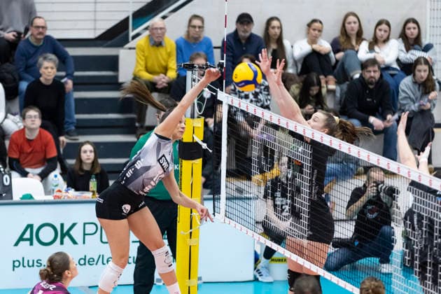 1. Volleyball Bundesliga Frauen: Schwarz-Weiss Erfurt vs. Ladies in Black Aachen; Erfurt; 21.02.2026 Kinga Szücs ( 10; Schwarz-Weiss Erfurt) gegen Corina Glaab ( 5; Ladies in Black Aachen) 1. Volleyball Bundesliga Frauen: Schwarz-Weiss Erfurt vs. Ladies in Black Aachen; Riethsporthalle Erfurt; 21.02.2026 Copyright: xBEAUTIFULxSPORTS Duehringx