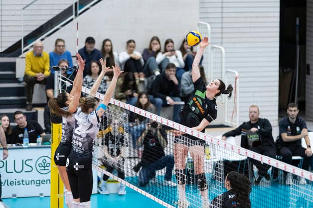1. Volleyball Bundesliga Frauen: Schwarz-Weiss Erfurt vs. Ladies in Black Aachen; Erfurt; 21.02.2026 Celine Jebens ( 1; Ladies in Black Aachen) gegen Kinga Szücs ( 10; Schwarz-Weiss Erfurt) (oben) und Elizabeth Sandbothe ( 2; Schwarz-Weiss Erfurt) (vorne) 1. Volleyball Bundesliga Frauen: Schwarz-Weiss Erfurt vs. Ladies in Black Aachen; Riethsporthalle Erfurt; 21.02.2026 Copyright: xBEAUTIFULxSPORTS Duehringx