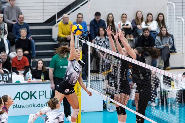 1. Volleyball Bundesliga Frauen: Schwarz-Weiss Erfurt vs. Ladies in Black Aachen; Erfurt; 21.02.2026 Kinga Szücs ( 10; Schwarz-Weiss Erfurt) gegen Corina Glaab ( 5; Ladies in Black Aachen) (Bildmitte) und Lea Ambrosius ( 18; Ladies in Black Aachen) (rechts) 1. Volleyball Bundesliga Frauen: Schwarz-Weiss Erfurt vs. Ladies in Black Aachen; Riethsporthalle Erfurt; 21.02.2026 Copyright: xBEAUTIFULxSPORTS Duehringx
