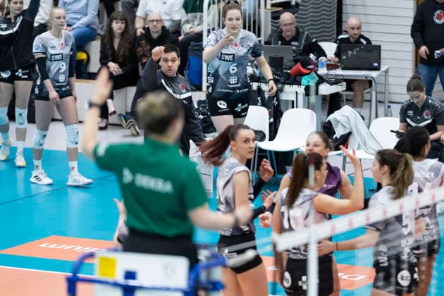 1. Volleyball Bundesliga Frauen: Schwarz-Weiss Erfurt vs. Ladies in Black Aachen; Erfurt; 21.02.2026 Paplo Sánchez (Trainer; Schwarz-Weiss Erfurt) (oben links) mit Mannschaft 1. Volleyball Bundesliga Frauen: Schwarz-Weiss Erfurt vs. Ladies in Black Aachen; Riethsporthalle Erfurt; 21.02.2026 Copyright: xBEAUTIFULxSPORTS Duehringx