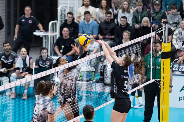 1. Volleyball Bundesliga Frauen: Schwarz-Weiss Erfurt vs. Ladies in Black Aachen; Erfurt; 21.02.2026 Alianza Darley ( 14; Schwarz-Weiss Erfurt) gegen Corina Glaab ( 5; Ladies in Black Aachen) 1. Volleyball Bundesliga Frauen: Schwarz-Weiss Erfurt vs. Ladies in Black Aachen; Riethsporthalle Erfurt; 21.02.2026 Copyright: xBEAUTIFULxSPORTS Duehringx