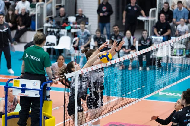 1. Volleyball Bundesliga Frauen: Schwarz-Weiss Erfurt vs. Ladies in Black Aachen; Erfurt; 21.02.2026 Emilie Respaut ( 5; Schwarz-Weiss Erfurt) (links) und Lena Linke ( 6; Schwarz-Weiss Erfurt) (rechts) 1. Volleyball Bundesliga Frauen: Schwarz-Weiss Erfurt vs. Ladies in Black Aachen; Riethsporthalle Erfurt; 21.02.2026 Copyright: xBEAUTIFULxSPORTS Duehringx