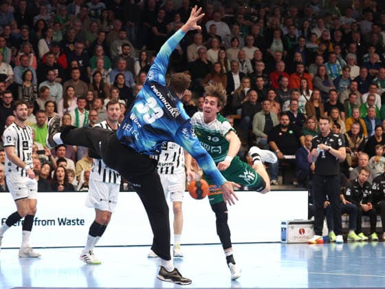 21.02.2026, Deutschland, Göppingen, Handball DAIKIN HBL, FRISCH AUF! Göppingen vs. THW Kiel, v.l. Andreas Wolff (THW), Fynn Hofele (FAG)