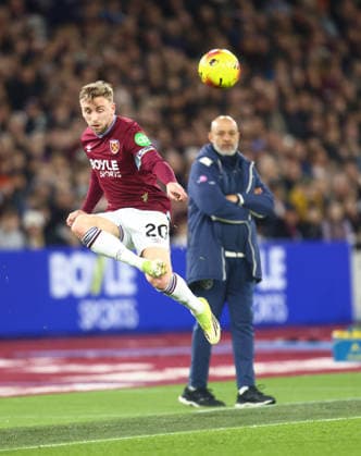 West Ham United v Bournemouth, English Premier League, The London Stadium, London, UK - 21 02 2026 Jarrod Bowen of West Ham United crosses the ball during the Premier League home game against Bounemouth at the London Stadium London The London Stadium London GBR, UK NEWSPAPERS OUT Copyright: xMarkxGreenwoodx